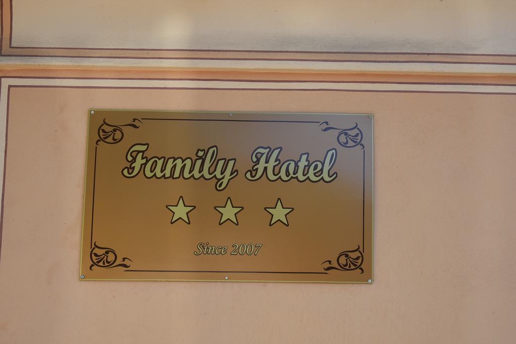 פלובדיב Family Hotel At Renaissance Square מראה חיצוני תמונה